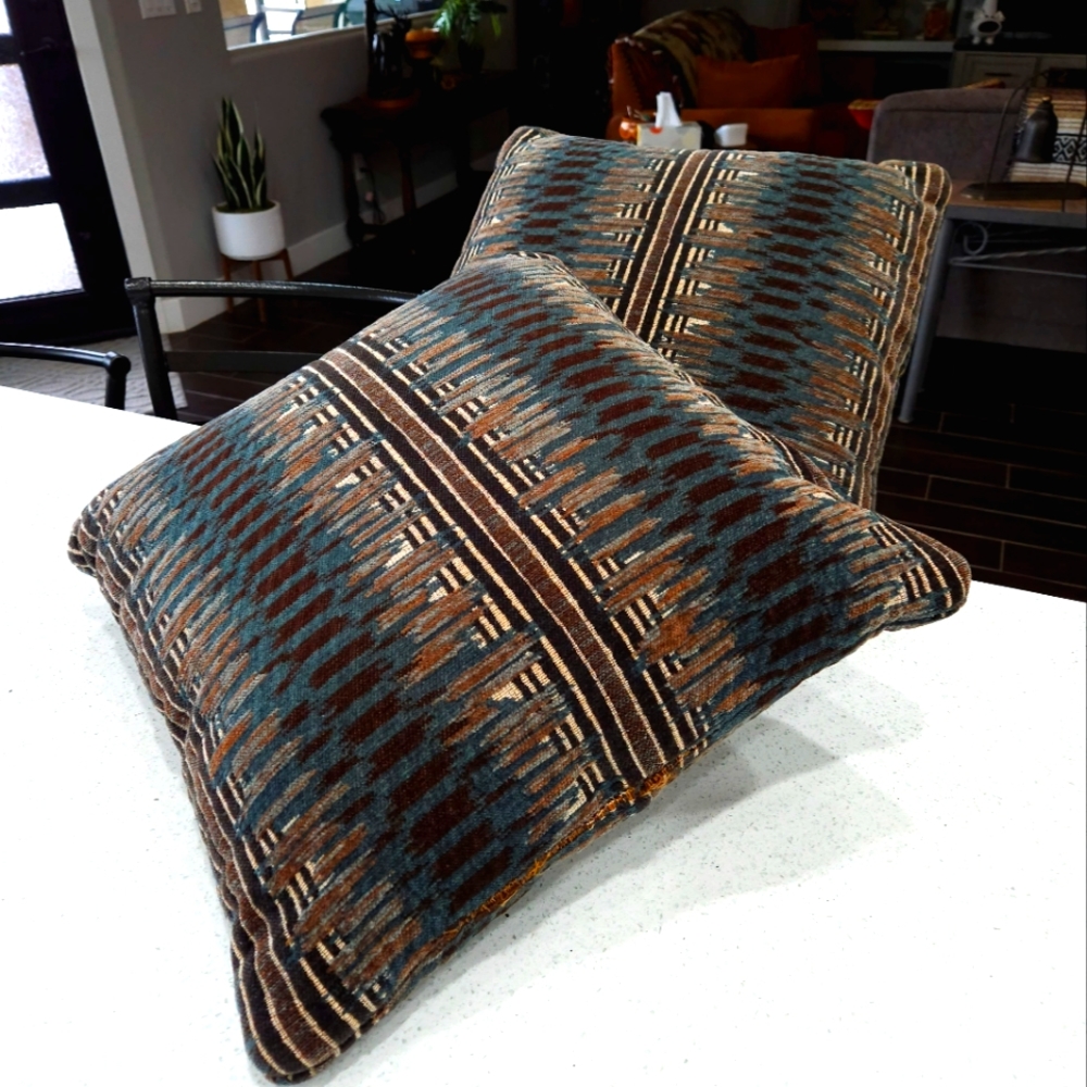Throw pillows, set of 2